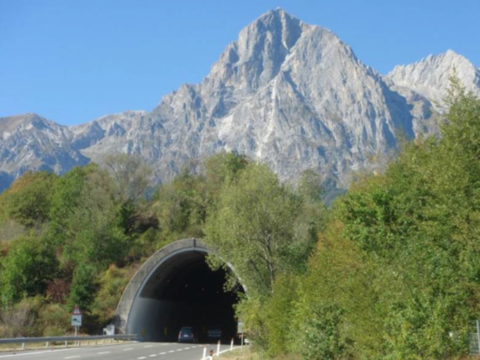 Tunnel d'accès au laboratoire national du Gran Sasso, qui abrite l'expérience XENON1T de détection de la matière noire.