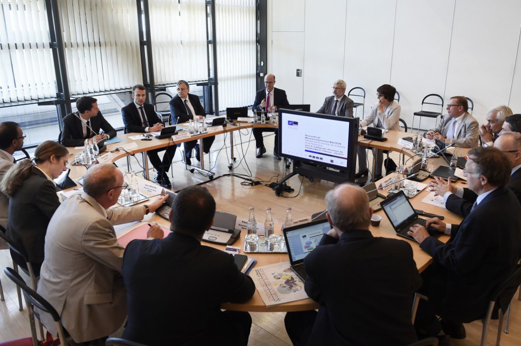 Emmanuel Macron et les directeurs des écoles de l'Institut Mines-Télécom à Bercy, le 4 juin 2015.
