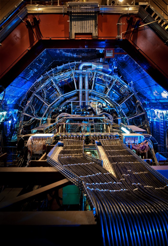 Le détecteur ALICE est aussi haut qu'un immeuble de 5 étages. Crédits : CERN.