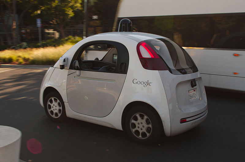 Les véhicules autonomes, tels la Google Car, se basent sur le traitement massif d'informations tirées de leur environnement. Crédits : Michael Shick.