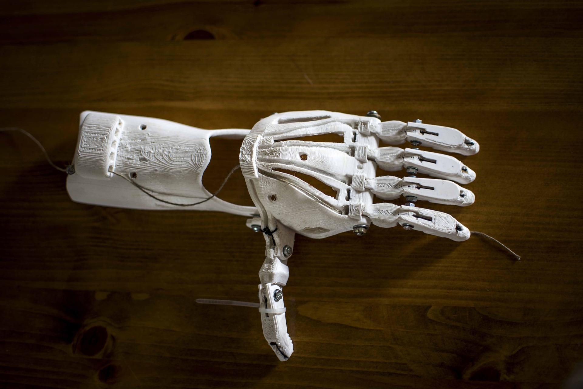 La fabrication numérique peut être utilisée pour la création de prothèses, offrant aux personnes amputées des solutions plus pratiques que les prothèses esthétiques et moins couteuses que les prothèses myoélectriques. 