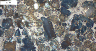 Microstructure de clinker Portland, l’ingrédient de base du ciment, vue au microscope optique en lumière réfléchie.