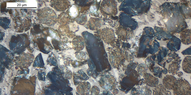 Microstructure de clinker Portland, l’ingrédient de base du ciment, vue au microscope optique en lumière réfléchie.