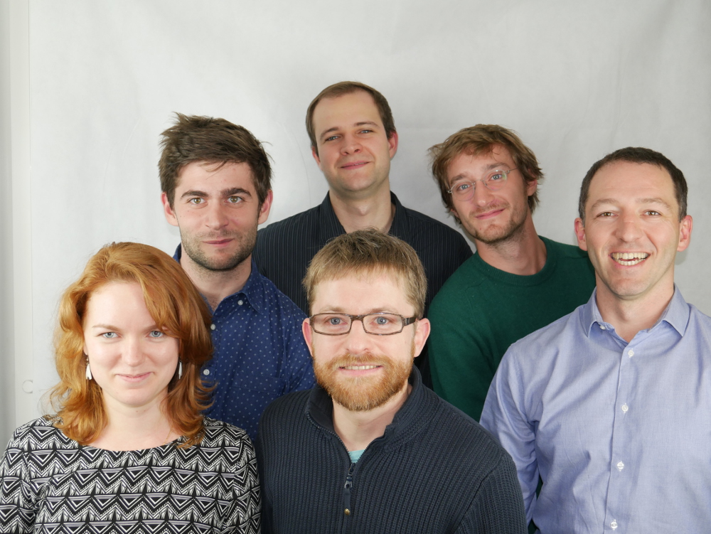 L'équipe de SmartPixels, avec notamment Oksana Tovstolytkina (en bas à gauche), Jeremy Verdo (juste derrière) et Julien Berta, les trois premiers membres de la start-up.