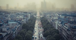 L'étude des composés organiques volatils (COV) en région parisienne est un enjeu de santé publique. Ici, le quartier de La Défense, au Nord-Ouest de Paris, dans un nuage de pollution. Crédits : Damián Bakarcic/Flickr.