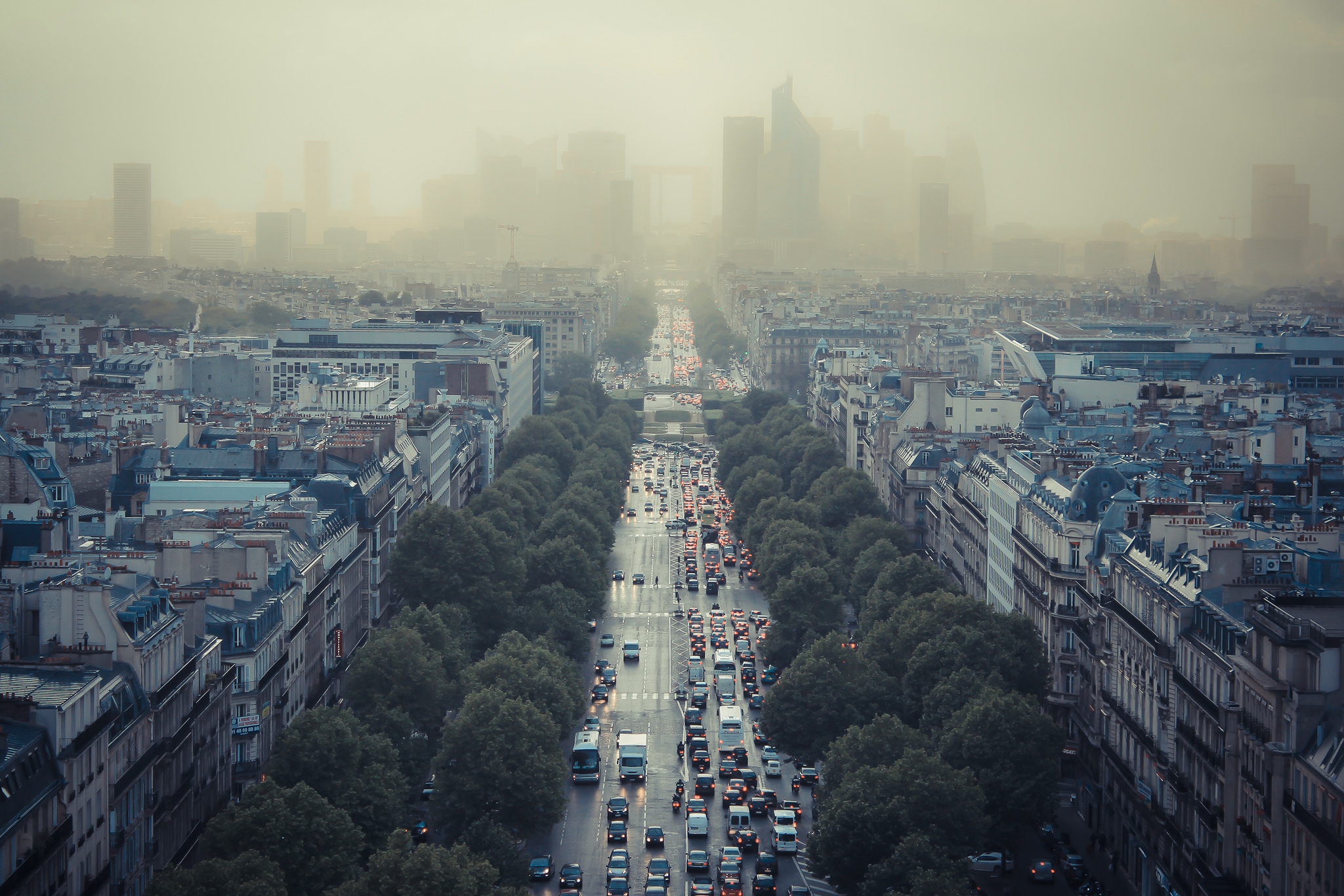 L'étude des composés organiques volatils (COV) en région parisienne est un enjeu de santé publique. Ici, le quartier de La Défense, au Nord-Ouest de Paris, dans un nuage de pollution. Crédits : Damián Bakarcic/Flickr.