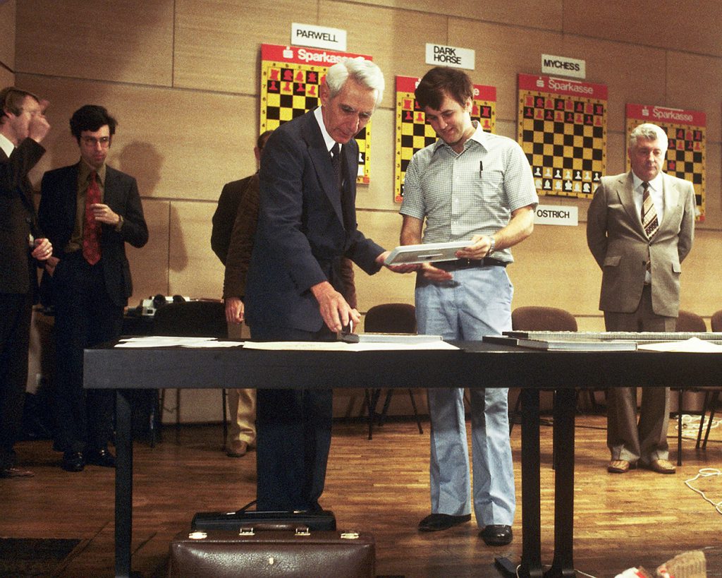 Génie des mathématiques et amoureux des jeux, Claude Shannon est notamment auteur d'un article intitulé "Programmation d'un ordinateur pour jouer aux échecs".