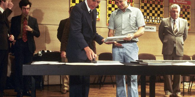 Génie des mathématiques, Claude Shannon était également un amoureux des jeux. Il est notamment auteur, dès 1949, d'un article intitulé "Programmation d'un ordinateur pour jouer aux échecs".