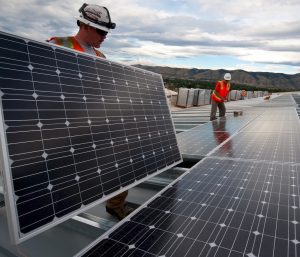 Les panneaux solaires, fer de lance des énergies renouvelables, ne peuvent porter tous les espoirs de transition énergétique.