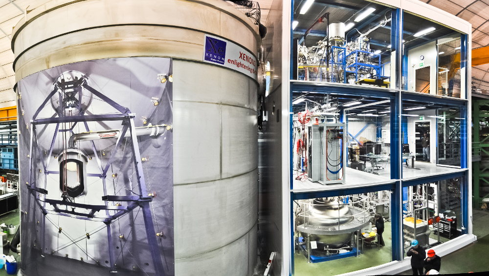 L'expérience Xenon1T dans le laboratoire du Gran Sasso, en Italie. À gauche, le réservoir de xénon enfermé dans un caisson protecteur. À droite, les locaux box abritent les instruments d'analyse et de contrôle de l'expérience.