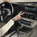 Dans ses derniers modèles, BMW permet au conducteur d'utiliser 5 commandes gestuelles reconnues par caméra. Le projet H2020 Silense veut aller plus loin, en se basant sur une technologie ultrason.