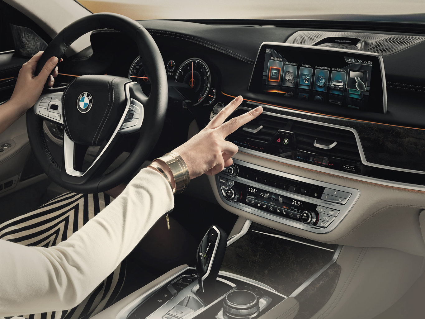 Dans ses derniers modèles, BMW permet au conducteur d'utiliser 5 commandes gestuelles reconnues par caméra. Le projet H2020 Silense veut aller plus loin, en se basant sur une technologie ultrason.