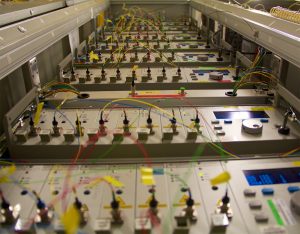80 lasers de couleurs différentes permettent de démultiplier la capacité d'un système de fibres optiques dans cette expérience conduite par Sébastien Bigo.