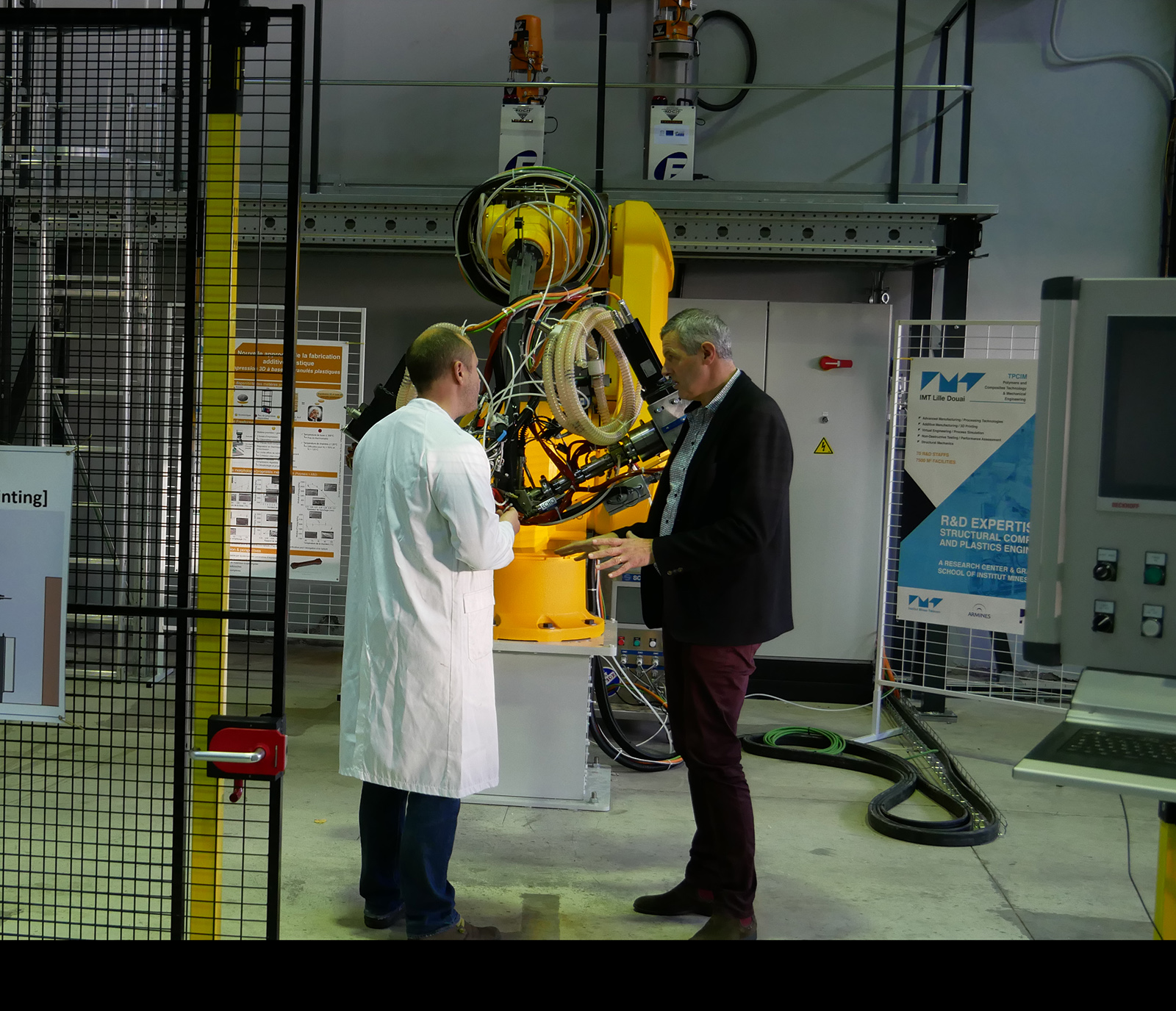 impression 3D, Jérémie Soulestin, chercheur à IMT Lille Douai (gauche) et Yannick Dorez, de la société Zéro-D (droite) devant LASCALA, une imprimante 3D nouvelle génération qu'ils ont co-développée.