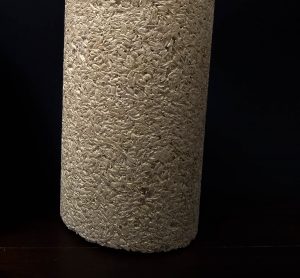 Des bétons écologiques ? Un exemple avec cet échantillon de béton réalisé à partir de chaux et de balle de riz.