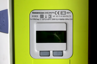 Compteur Linky tout juste installé (France) : il affiche logiquement 0 kW/h consommé. Photo : Benoît Prieur / Wikimedia Commons / CC BY-SA 4.0