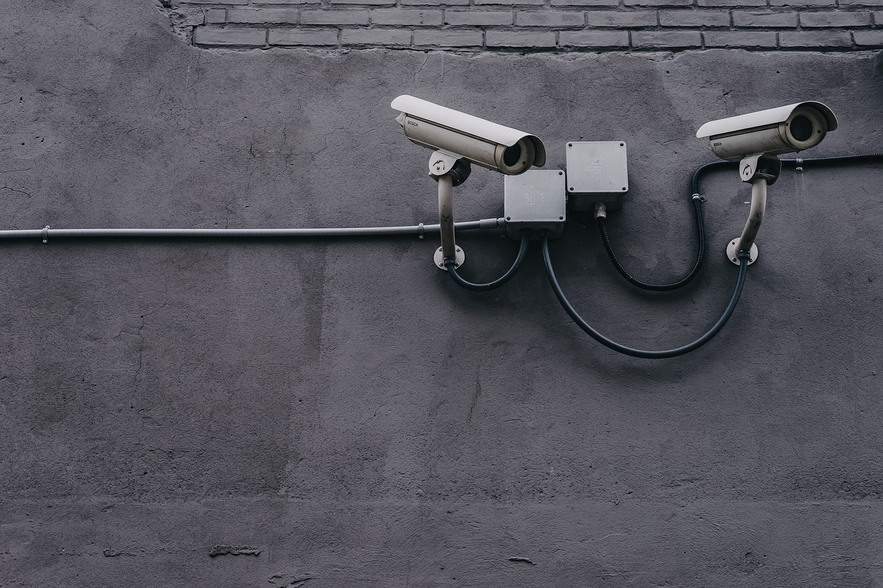 Les objets connectés, comme les caméras de surveillance, sont une nouvelle cible des attaquants. Il faut alors adapter la cyberdéfense en conséquence. 