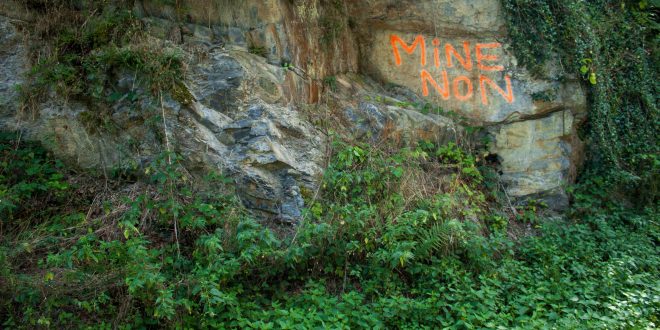 Aux abords de l'ancienne mine de Salau, dans l'Ariège, la population manifeste son opposition au nouveau projet d'exploration minière.
