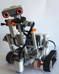 Ramses, Le robot Lego Mindstorm sert de plateforme d’expérimentation et d’éducation sur les systèmes embarqués. Il permet aux chercheurs d'effectuer des tests en se focalisant sur les aspects logiciels, le matériel étant fourni sous forme de « briques » Lego.