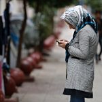 En 2015, la crise migratoire révélait le lien entre migrants et numérique. Ici, en septembre 2015, une réfugiée regardait son téléphone au square Victoria, à Athènes, où les migrants restaient temporairement. Photo : Alexandros Michailidis.