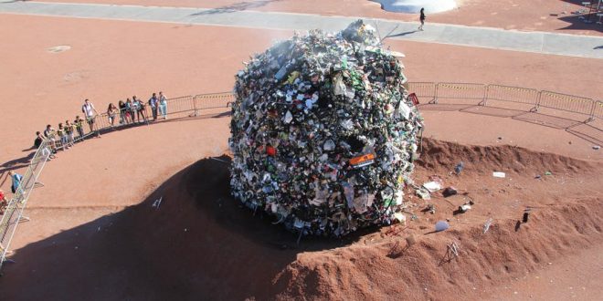 Météorite de déchets, reconstituée en 2013 dans la ville de Genêve (installation par Fresh agency). Photo : Mickaël Fonjallaz/Flickr, CC BY
