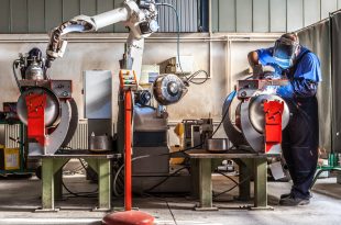 Face à a conquête des chaînes de production par les robots, les humains font valoir leurs atouts.