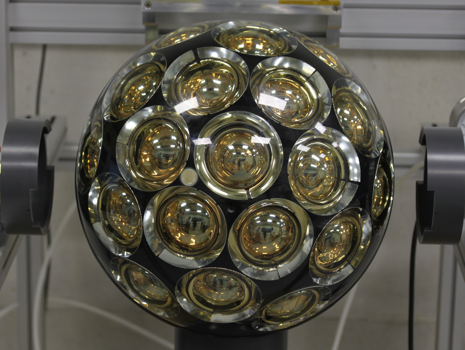 Chaque module optique de KM3Net rassemble 31 photomultiplicateur pour détecter la lumière produite par l'interaction entre un neutrino et la matière. Ces sphères de 47 centimètres de diamètre (dont presque 2 centimètres d'épaisseur !) sont conçues pour résister à des pressions de 350 bars. 