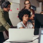 Dans les années 1980, les femmes, pourtant pionnières dans le secteur, se sont peu à peu retirées du marché de l'emploi informatique. Crédits : Shutterstock.