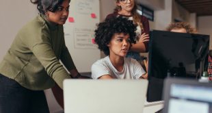 Dans les années 1980, les femmes, pourtant pionnières dans le secteur, se sont peu à peu retirées du marché de l'emploi informatique. Crédits : Shutterstock.
