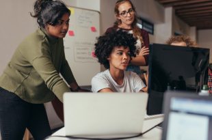 Dans les années 1980, les femmes, pourtant pionnières dans le secteur, se sont peu à peu retirées du marché de l'emploi informatique. Crédits : Shutterstock.