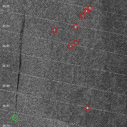 It is possible to identify a boat suspected of dumping (in green) amongst several vessels in the area (in red) using satellites.