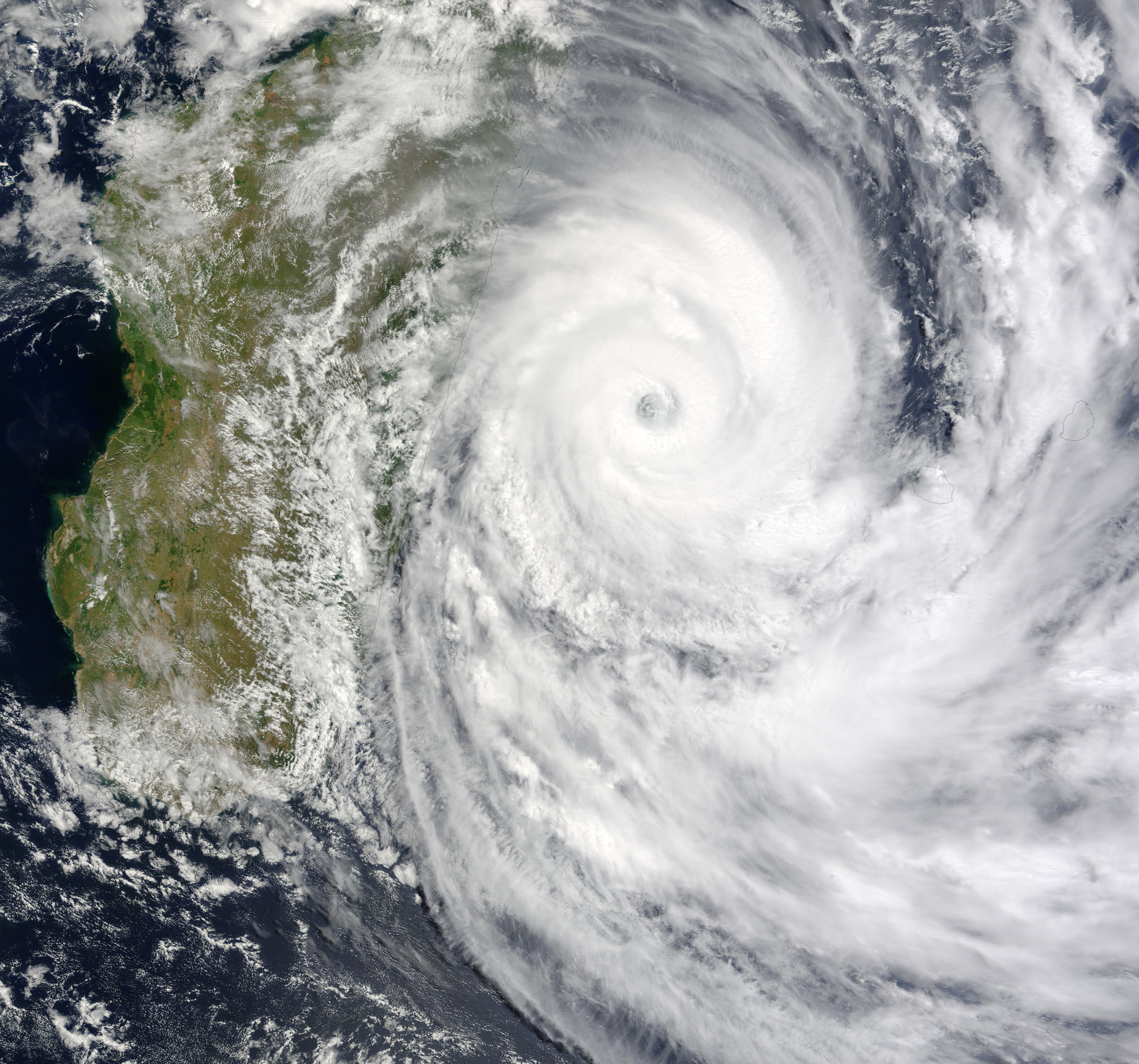Vue satellite du cyclone Gael passant au dessus de la Réunion en 2009© NASA, Jeff Schmaltz