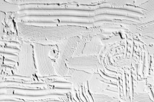 Photographie d'un mur en plâtre : différentes texture et perception tactile